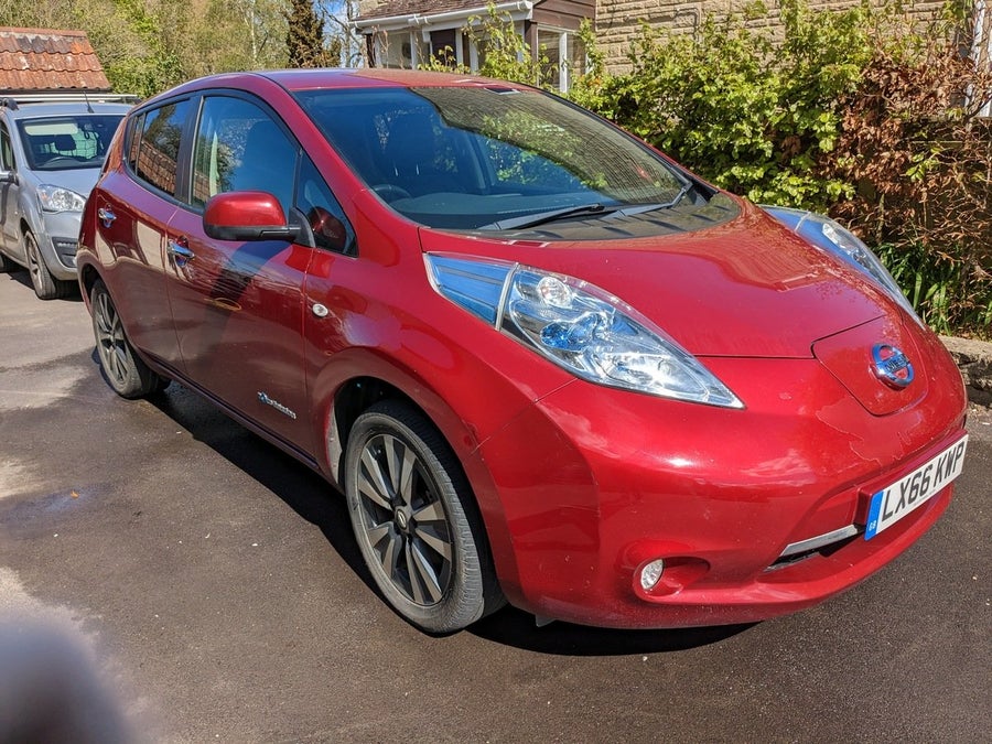 2017 Nissan Leaf Tekna 30KWH 6.6KW charger. 77000 miles. 10 bars